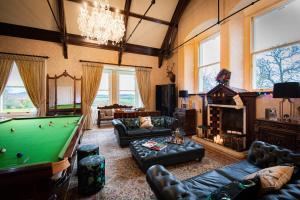 ein großes Wohnzimmer mit Billardtisch in der Unterkunft Severn Manor in Astley