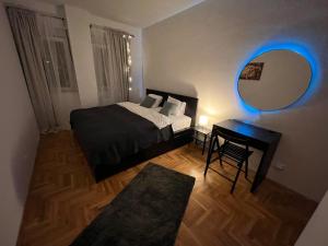 una camera con letto e scrivania con specchio di Apartment Ana - City Center a Belgrado