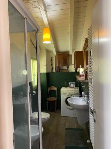 a small bathroom with a sink and a toilet at La Vedetta in Vercana