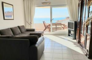 Apartment Diana في سبليت: غرفة معيشة مع أريكة وإطلالة على المحيط