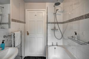 Koupelna v ubytování *NEW* Chester Canal Side 2 bed character home + 15 fotografií