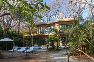 una casa en medio del bosque en Luxury Beachfront Villa with private pool at Nantipa, en Santa Teresa Beach