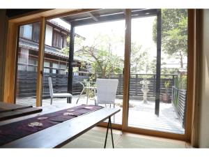 Habitación con puerta corredera de cristal que da a un patio en Kishida House - Vacation STAY 36589v en Nagahama