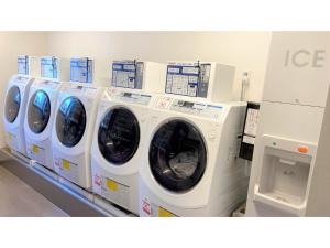 eine Reihe von Waschmaschinen, die in einem Geschäft ausgestellt sind in der Unterkunft Center Hotel Narita 2 R51 - Vacation STAY 43395v in Narita