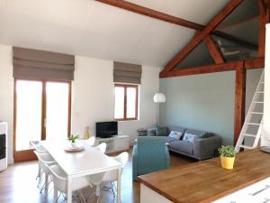 ein Wohnzimmer mit einem Sofa und einem Tisch in der Unterkunft Le Mas de Coline in Rocamadour
