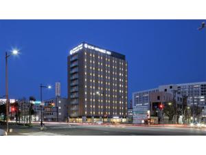 成田Center Hotel Narita 2 R51 - Vacation STAY 43391v的夜晚在城市的高楼