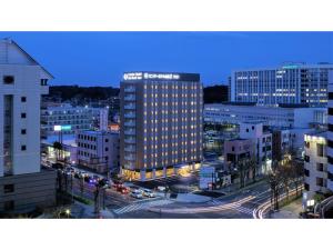成田Center Hotel Narita 2 R51 - Vacation STAY 43391v的城市夜间交通景观 更多16张照片