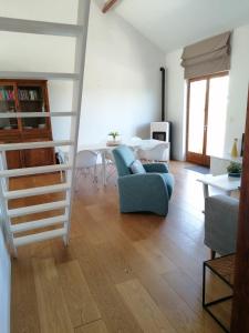 salon ze schodami, kanapą i stołem w obiekcie Le Mas de Coline w mieście Rocamadour