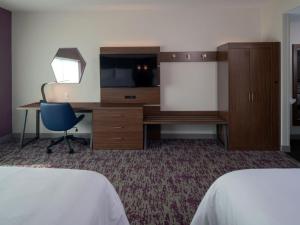 A television and/or entertainment centre at Holiday Inn Express & Suites - Little Rock Downtown, an IHG Hotel