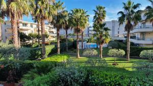 a view of the courtyard of a building with palm trees at L'Atalante, 2 pièces 47m2 rénové résidence piscine in Villeneuve-Loubet