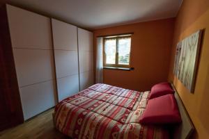 Un pat sau paturi într-o cameră la Bernina Apartament