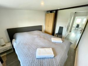 ein Schlafzimmer mit einem Bett mit zwei Handtüchern darauf in der Unterkunft Komfortables Apartment nahe Hafen in Wismar
