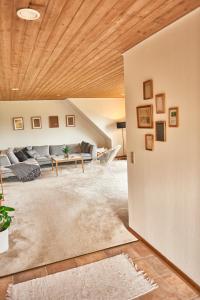 uma sala de estar com um sofá e uma mesa em Stylish vacation home - close to sea and nature em Hejls