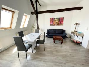 ein Wohnzimmer mit einem blauen Sofa und einem Tisch in der Unterkunft Komfortables Apartment nahe Hafen in Wismar