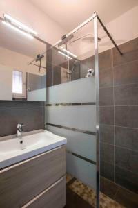 een badkamer met een wastafel en een glazen douche bij BEACH TROPEZ, with view in Gassin