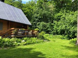 una casa con paneles solares en un lado en Wooden house in the nature, en Modra