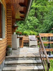 un patio con sillas y una mesa en una casa en Wooden house in the nature, en Modra