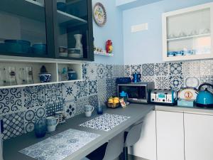 A kitchen or kitchenette at Casa Limoni al mare tra Catania Etna e Taormina