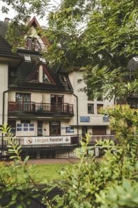 ein Gebäude mit einem Schild, das das Zielhotel liest in der Unterkunft Target Hostel in Zakopane