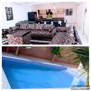 een woonkamer met een bank naast een zwembad bij Villa Charles Senghor in Saly Portudal
