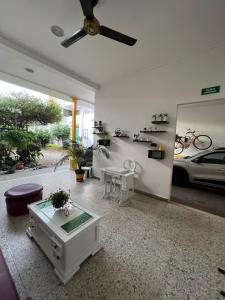 - un salon avec un ventilateur de plafond et une table dans l'établissement Casa de Luna, à La Dorada