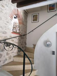 una escalera con un mural de un barco en la pared en Les Ecuries, traditional stone farmhouse with pool en Marquixanes