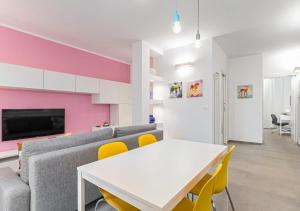 sala de estar con mesa blanca y sillas amarillas en Penthouse Alps Apartment, en Turín