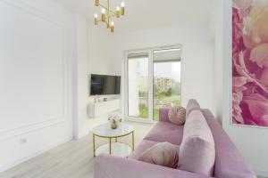 Telewizja i/lub zestaw kina domowego w obiekcie Fredry 2 Apartament Liliowy