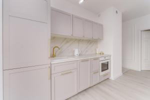 Kuchnia lub aneks kuchenny w obiekcie Fredry 2 Apartament Liliowy