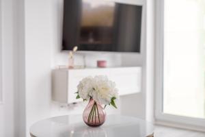 Telewizja i/lub zestaw kina domowego w obiekcie Fredry 2 Apartament Liliowy