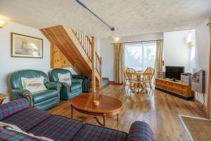 een woonkamer met een bank en een tafel bij North West Sea View No 3 in Yarmouth