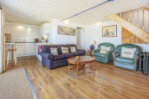 een woonkamer met twee banken en een tafel bij North West Sea View No 3 in Yarmouth