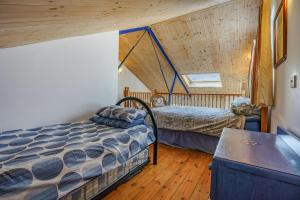 een slaapkamer met een bed en een bureau in een kamer bij North West Sea View No 3 in Yarmouth