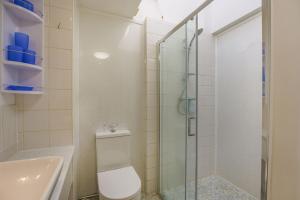 een badkamer met toilet en glazen douche bij North West Sea View No 3 in Yarmouth +14 foto's