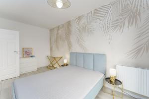 Łóżko lub łóżka w pokoju w obiekcie Fredry 2 Apartament Liliowy