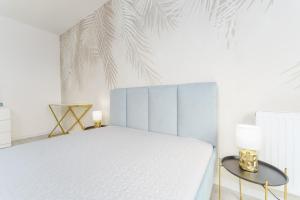 Łóżko lub łóżka w pokoju w obiekcie Fredry 2 Apartament Liliowy