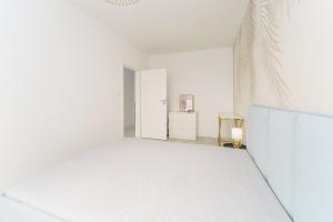 Łóżko lub łóżka w pokoju w obiekcie Fredry 2 Apartament Liliowy