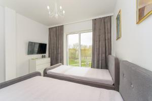 Łóżko lub łóżka w pokoju w obiekcie Fredry 2 Apartament Liliowy