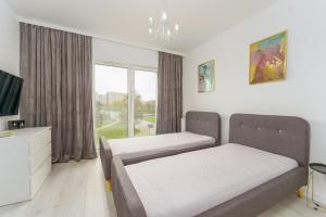 Telewizja i/lub zestaw kina domowego w obiekcie Fredry 2 Apartament Liliowy