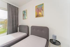 Łóżko lub łóżka w pokoju w obiekcie Fredry 2 Apartament Liliowy