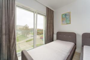 Łóżko lub łóżka w pokoju w obiekcie Fredry 2 Apartament Liliowy
