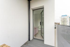 Balkon lub taras w obiekcie Fredry 2 Apartament Liliowy