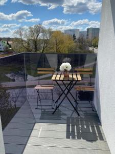 Balkon lub taras w obiekcie Fredry 2 Apartament Liliowy
