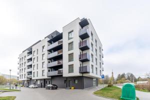 budynek z balkonami z boku w obiekcie Fredry 2 Apartament Liliowy w Kołobrzegu
