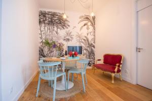 een eetkamer met een tafel en stoelen bij Charming Apartment in Private Condominium at Graça in Lissabon