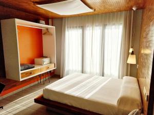 a bedroom with a bed and a window at Apartamentos El Arrecife in Conil de la Frontera