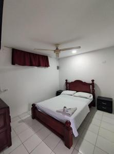 a bedroom with a bed and a ceiling at Hotel Venecia in Cereté