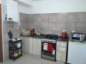 Η κουζίνα ή μικρή κουζίνα στο Departamento Altos de Alem +6 φωτογραφίες