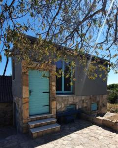 una casa con una porta e scale blu del garage di Apartment Garden, Korcula a Blato