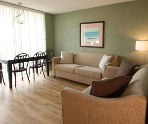 Crusader Oceanfront Resort tesisinde bir oturma alanı